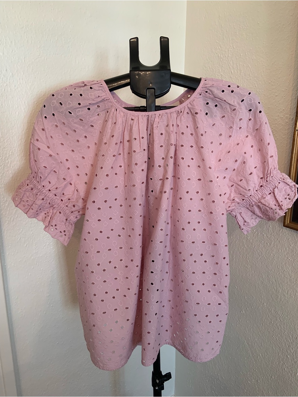 Universal Threads Women's Lavender Eyelet Puff Sleeve Top